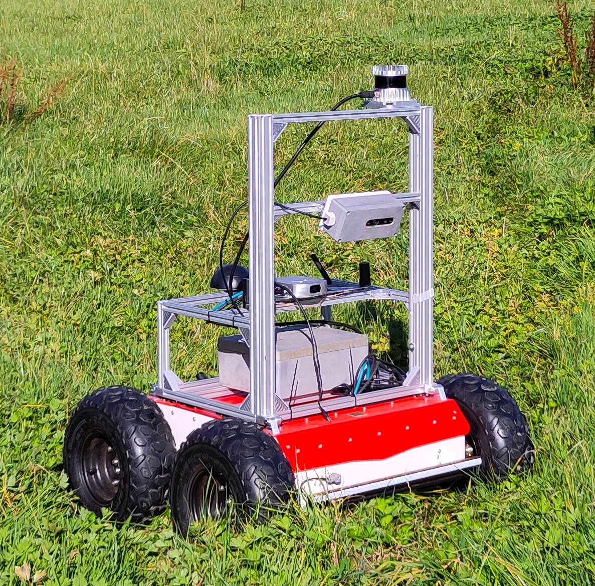 Le robot ROBHERB — Husarion Panther 1.2 instrumenté — en prairie